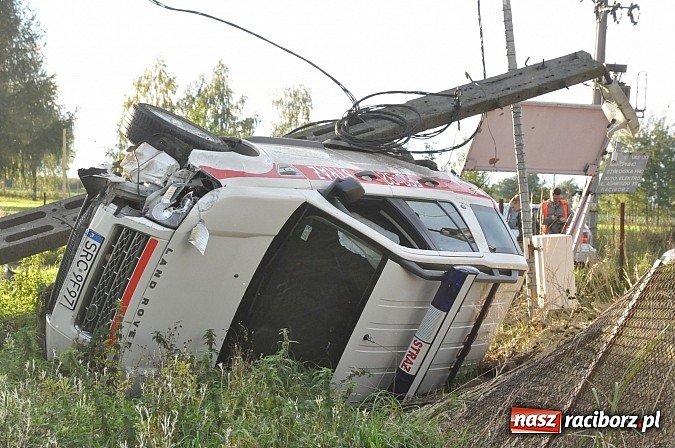 Zdjęcie w galerii na portalu naszraciborz.pl: Operacyjny land rover raciborskich strażaków dachował w Samborowicach na DW 916 wiadomości z regionu