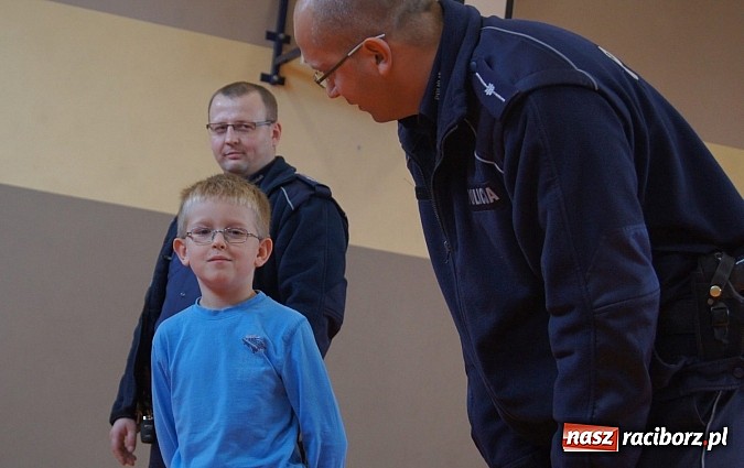 Zdjęcie w galerii na portalu naszraciborz.pl: Dzieci z Górek Śl. dostały kamizelki odblaskowe. Będą bezpieczniejsze wiadomości z regionu