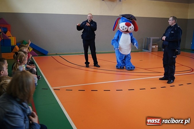 Zdjęcie w galerii na portalu naszraciborz.pl: Dzieci z Górek Śl. dostały kamizelki odblaskowe. Będą bezpieczniejsze wiadomości z regionu