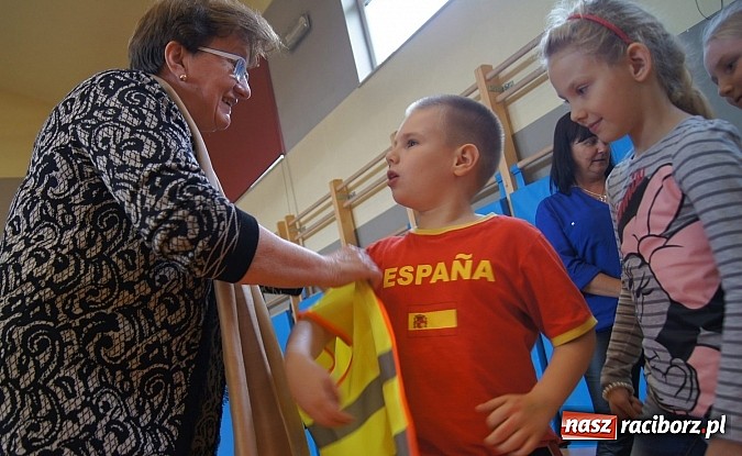Zdjęcie w galerii na portalu naszraciborz.pl: Dzieci z Górek Śl. dostały kamizelki odblaskowe. Będą bezpieczniejsze wiadomości z regionu