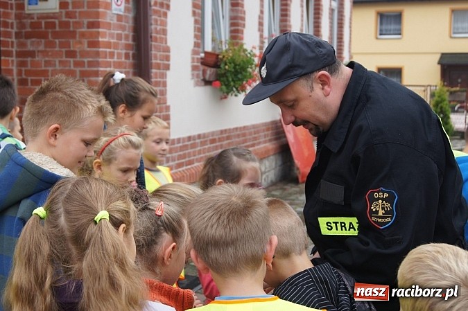 Zdjęcie w galerii na portalu naszraciborz.pl: Dzieci z Górek Śl. dostały kamizelki odblaskowe. Będą bezpieczniejsze wiadomości z regionu