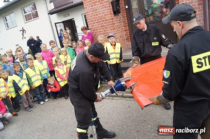 Zdjęcie w galerii na portalu naszraciborz.pl: Dzieci z Górek Śl. dostały kamizelki odblaskowe. Będą bezpieczniejsze wiadomości z regionu