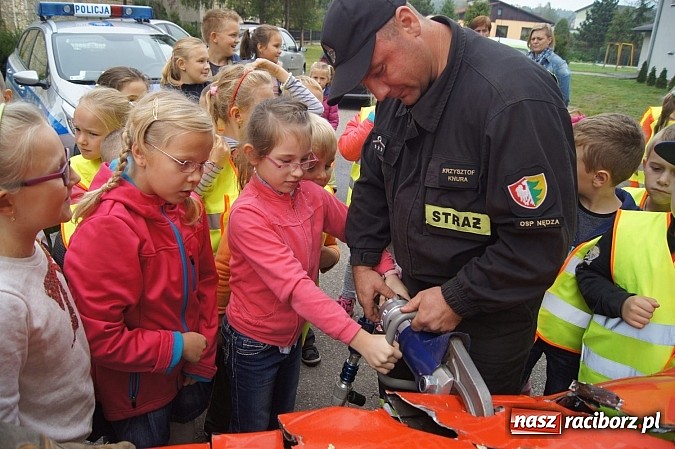Zdjęcie w galerii na portalu naszraciborz.pl: Dzieci z Górek Śl. dostały kamizelki odblaskowe. Będą bezpieczniejsze wiadomości z regionu
