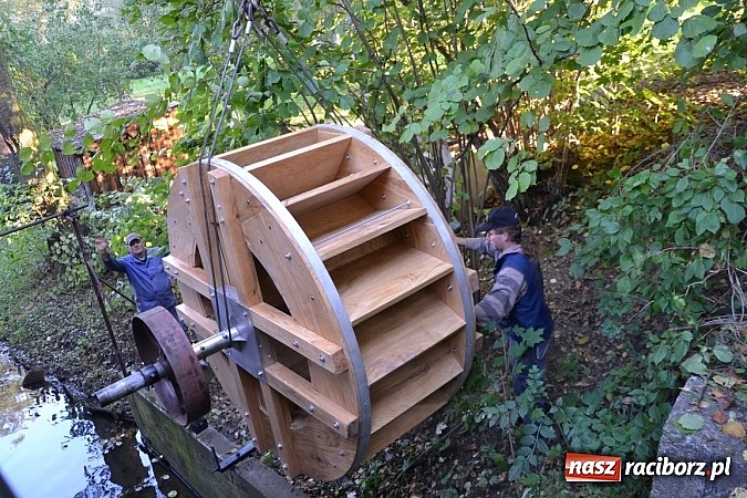 Zdjęcie w galerii na portalu naszraciborz.pl: Uroczyste uruchomienie koła młyńskiego przy zabytkowym młynie w Tworkowie wiadomości z regionu