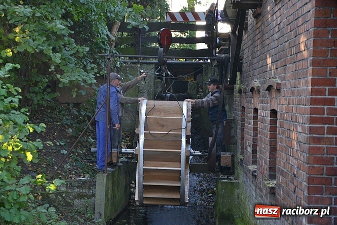 Zdjęcie w galerii na portalu naszraciborz.pl: Uroczyste uruchomienie koła młyńskiego przy zabytkowym młynie w Tworkowie wiadomości z regionu