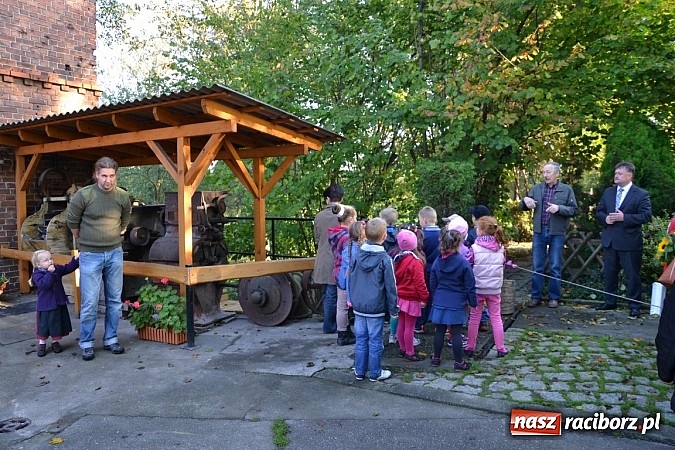 Zdjęcie w galerii na portalu naszraciborz.pl: Uroczyste uruchomienie koła młyńskiego przy zabytkowym młynie w Tworkowie wiadomości z regionu