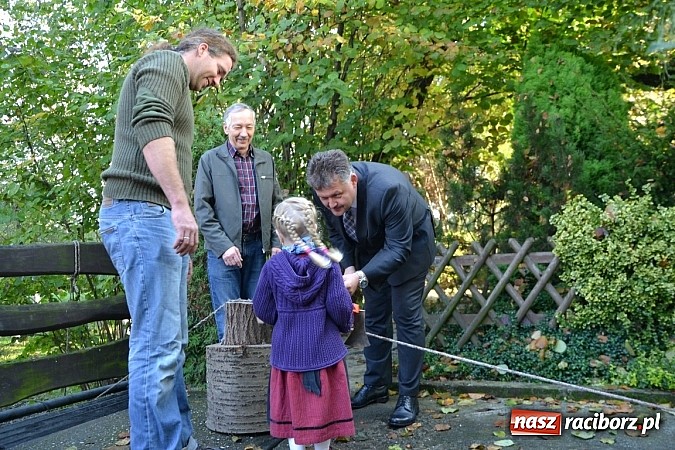 Zdjęcie w galerii na portalu naszraciborz.pl: Uroczyste uruchomienie koła młyńskiego przy zabytkowym młynie w Tworkowie wiadomości z regionu