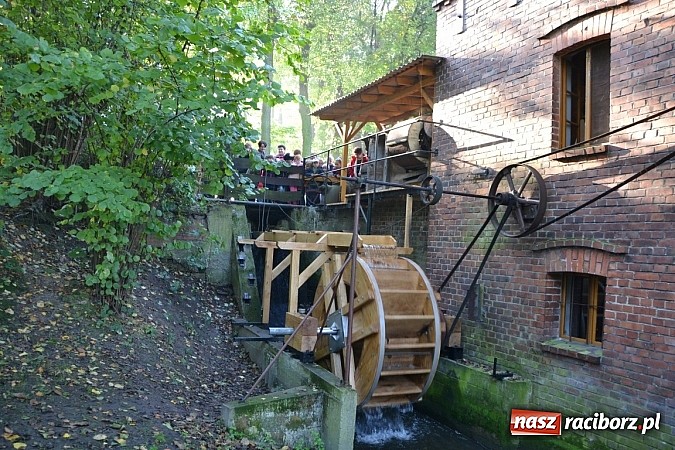Zdjęcie w galerii na portalu naszraciborz.pl: Uroczyste uruchomienie koła młyńskiego przy zabytkowym młynie w Tworkowie wiadomości z regionu
