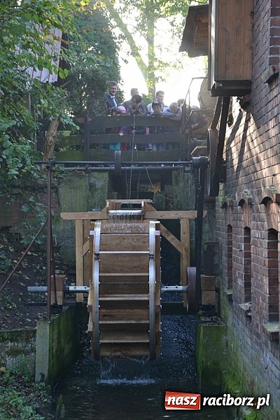 Zdjęcie w galerii na portalu naszraciborz.pl: Uroczyste uruchomienie koła młyńskiego przy zabytkowym młynie w Tworkowie wiadomości z regionu