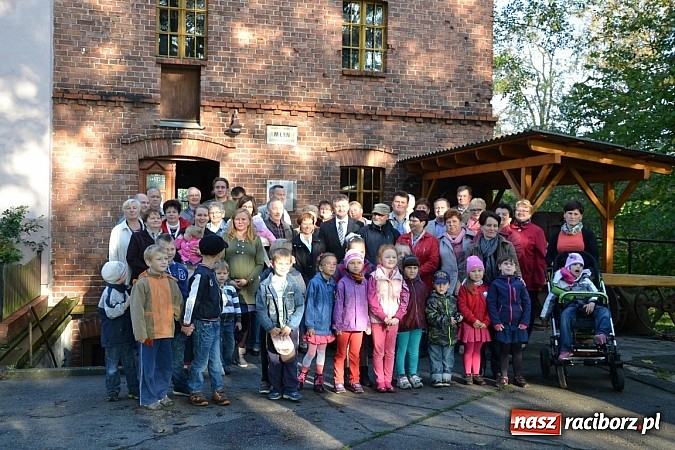Zdjęcie w galerii na portalu naszraciborz.pl: Uroczyste uruchomienie koła młyńskiego przy zabytkowym młynie w Tworkowie wiadomości z regionu