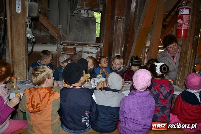 Zdjęcie w galerii na portalu naszraciborz.pl: Uroczyste uruchomienie koła młyńskiego przy zabytkowym młynie w Tworkowie wiadomości z regionu