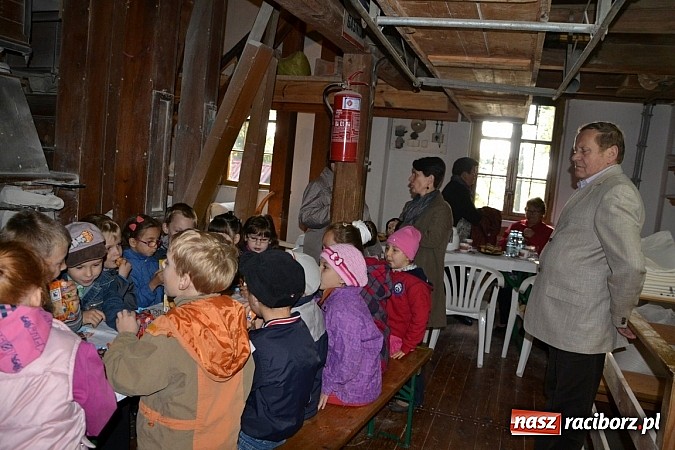 Zdjęcie w galerii na portalu naszraciborz.pl: Uroczyste uruchomienie koła młyńskiego przy zabytkowym młynie w Tworkowie wiadomości z regionu