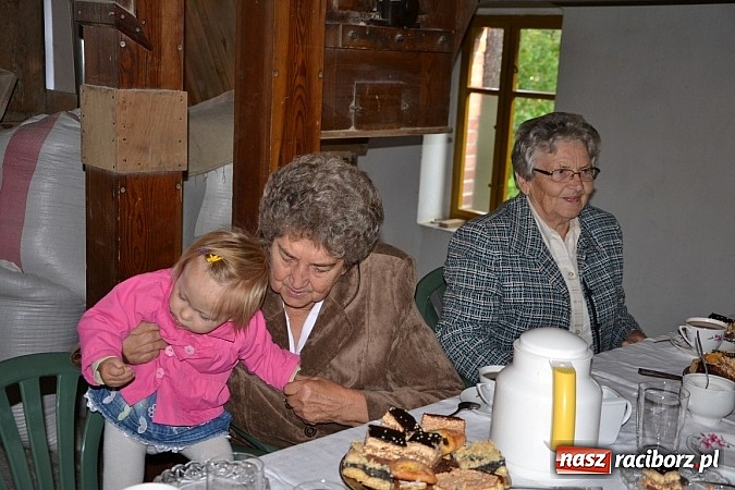 Zdjęcie w galerii na portalu naszraciborz.pl: Uroczyste uruchomienie koła młyńskiego przy zabytkowym młynie w Tworkowie wiadomości z regionu