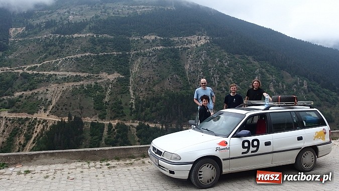 Zdjęcie w galerii na portalu naszraciborz.pl: 9 tys. km w miesiąc, czyli autostopem z Raciborza do Iranu, by oddać hołd bohaterom wiadomości z regionu
