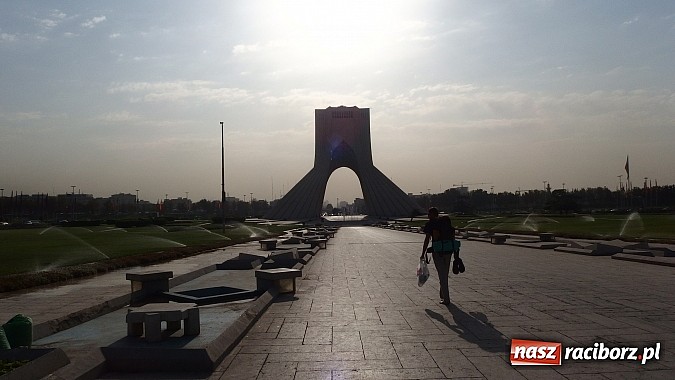 Zdjęcie w galerii na portalu naszraciborz.pl: 9 tys. km w miesiąc, czyli autostopem z Raciborza do Iranu, by oddać hołd bohaterom wiadomości z regionu