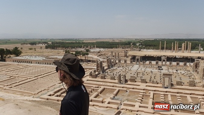 Zdjęcie w galerii na portalu naszraciborz.pl: 9 tys. km w miesiąc, czyli autostopem z Raciborza do Iranu, by oddać hołd bohaterom wiadomości z regionu