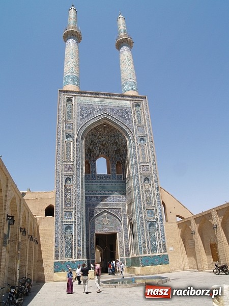 Zdjęcie w galerii na portalu naszraciborz.pl: 9 tys. km w miesiąc, czyli autostopem z Raciborza do Iranu, by oddać hołd bohaterom wiadomości z regionu