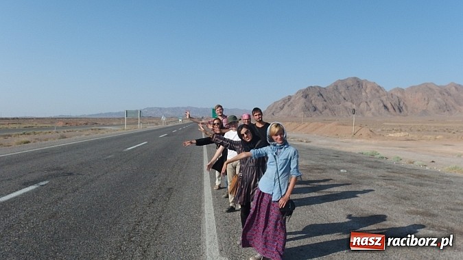 Zdjęcie w galerii na portalu naszraciborz.pl: 9 tys. km w miesiąc, czyli autostopem z Raciborza do Iranu, by oddać hołd bohaterom wiadomości z regionu