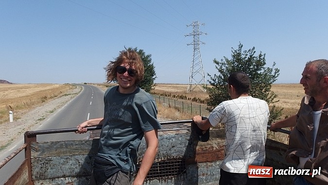 Zdjęcie w galerii na portalu naszraciborz.pl: 9 tys. km w miesiąc, czyli autostopem z Raciborza do Iranu, by oddać hołd bohaterom wiadomości z regionu