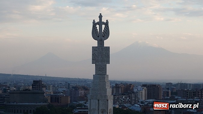 Zdjęcie w galerii na portalu naszraciborz.pl: 9 tys. km w miesiąc, czyli autostopem z Raciborza do Iranu, by oddać hołd bohaterom wiadomości z regionu