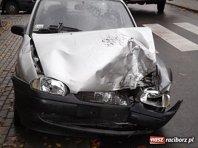 Zdjęcie w galerii na portalu naszraciborz.pl: Opel wjechał w autolawetę w Markowicach! wiadomości z regionu