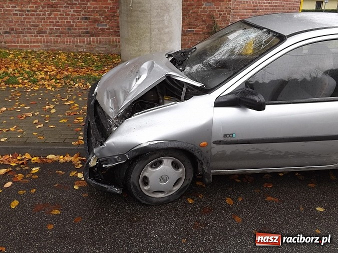 Zdjęcie w galerii na portalu naszraciborz.pl: Opel wjechał w autolawetę w Markowicach! wiadomości z regionu