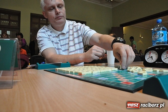Zdjęcie w galerii na portalu naszraciborz.pl: Trwa wielkie V raciborskie w scrabble granie wiadomości z regionu