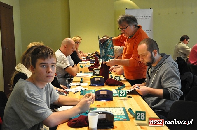 Zdjęcie w galerii na portalu naszraciborz.pl: Trwa wielkie V raciborskie w scrabble granie wiadomości z regionu