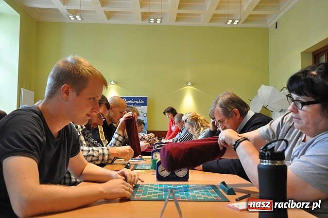Zdjęcie w galerii na portalu naszraciborz.pl: Trwa wielkie V raciborskie w scrabble granie wiadomości z regionu