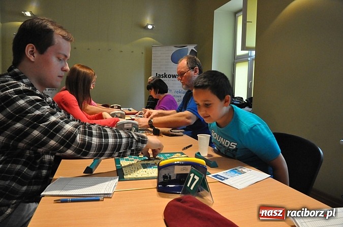 Zdjęcie w galerii na portalu naszraciborz.pl: Trwa wielkie V raciborskie w scrabble granie wiadomości z regionu