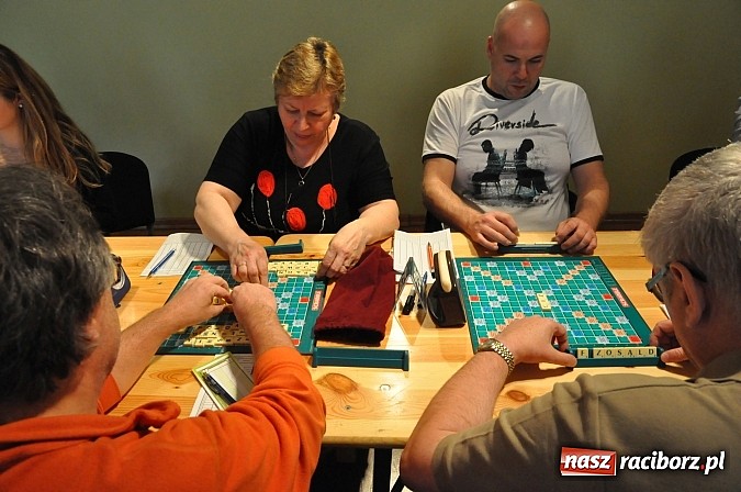 Zdjęcie w galerii na portalu naszraciborz.pl: Trwa wielkie V raciborskie w scrabble granie wiadomości z regionu