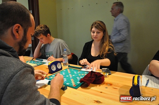 Zdjęcie w galerii na portalu naszraciborz.pl: Trwa wielkie V raciborskie w scrabble granie wiadomości z regionu