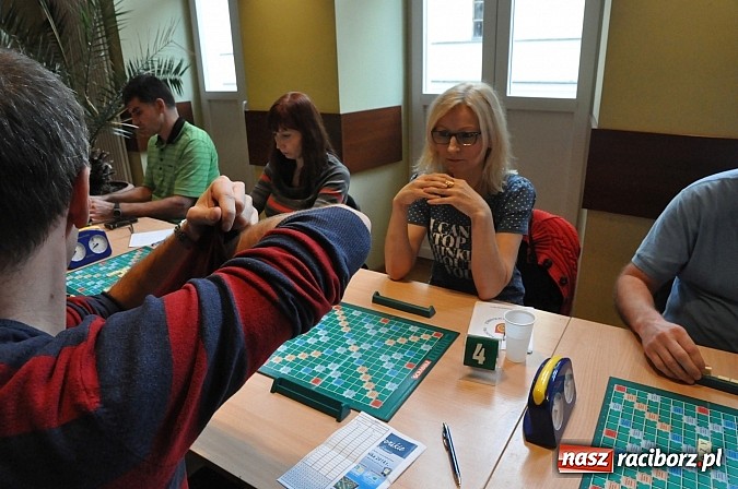 Zdjęcie w galerii na portalu naszraciborz.pl: Trwa wielkie V raciborskie w scrabble granie wiadomości z regionu