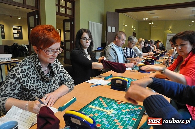 Zdjęcie w galerii na portalu naszraciborz.pl: Trwa wielkie V raciborskie w scrabble granie wiadomości z regionu