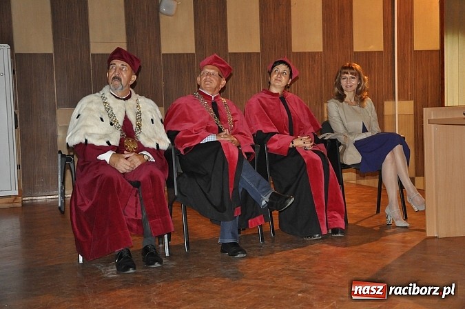 Zdjęcie w galerii na portalu naszraciborz.pl: Najmłodsi raciborscy żacy rozpoczęli swój rok akademicki wiadomości z regionu