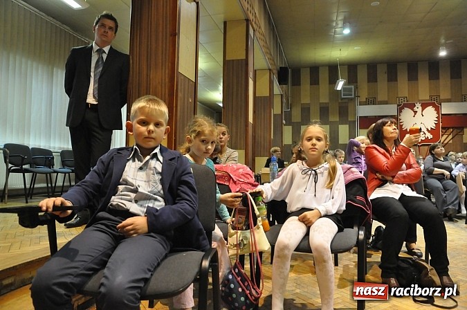 Zdjęcie w galerii na portalu naszraciborz.pl: Najmłodsi raciborscy żacy rozpoczęli swój rok akademicki wiadomości z regionu