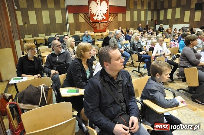 Zdjęcie w galerii na portalu naszraciborz.pl: Najmłodsi raciborscy żacy rozpoczęli swój rok akademicki wiadomości z regionu