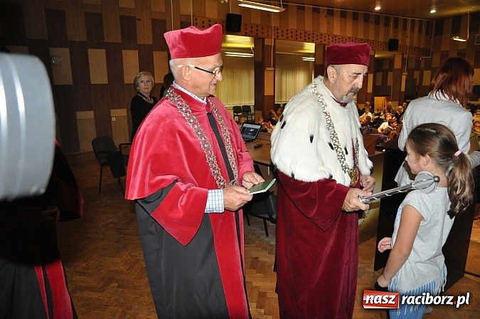 Zdjęcie w galerii na portalu naszraciborz.pl: Najmłodsi raciborscy żacy rozpoczęli swój rok akademicki wiadomości z regionu