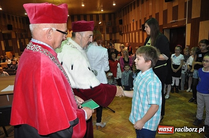 Zdjęcie w galerii na portalu naszraciborz.pl: Najmłodsi raciborscy żacy rozpoczęli swój rok akademicki wiadomości z regionu
