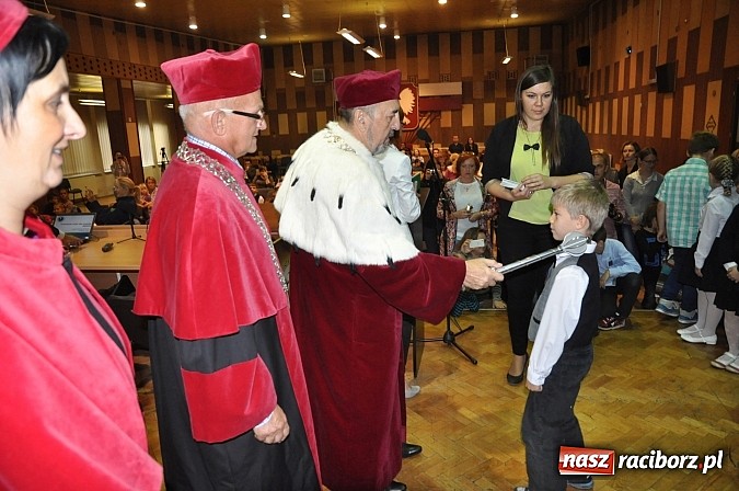 Zdjęcie w galerii na portalu naszraciborz.pl: Najmłodsi raciborscy żacy rozpoczęli swój rok akademicki wiadomości z regionu