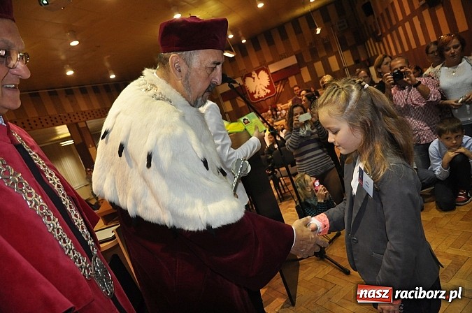 Zdjęcie w galerii na portalu naszraciborz.pl: Najmłodsi raciborscy żacy rozpoczęli swój rok akademicki wiadomości z regionu