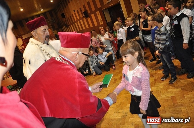Zdjęcie w galerii na portalu naszraciborz.pl: Najmłodsi raciborscy żacy rozpoczęli swój rok akademicki wiadomości z regionu