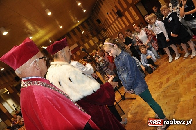 Zdjęcie w galerii na portalu naszraciborz.pl: Najmłodsi raciborscy żacy rozpoczęli swój rok akademicki wiadomości z regionu