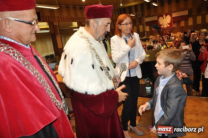 Zdjęcie w galerii na portalu naszraciborz.pl: Najmłodsi raciborscy żacy rozpoczęli swój rok akademicki wiadomości z regionu