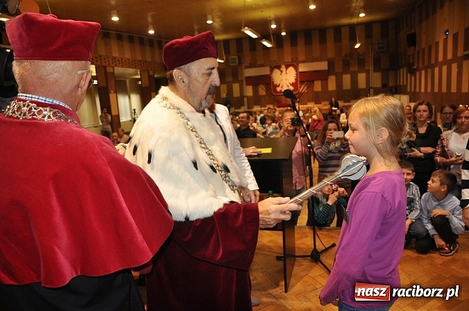 Zdjęcie w galerii na portalu naszraciborz.pl: Najmłodsi raciborscy żacy rozpoczęli swój rok akademicki wiadomości z regionu