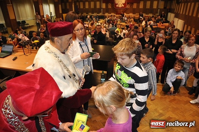 Zdjęcie w galerii na portalu naszraciborz.pl: Najmłodsi raciborscy żacy rozpoczęli swój rok akademicki wiadomości z regionu