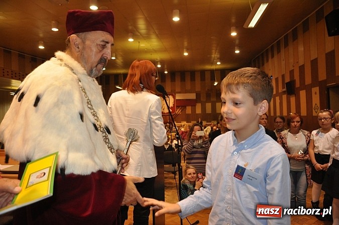 Zdjęcie w galerii na portalu naszraciborz.pl: Najmłodsi raciborscy żacy rozpoczęli swój rok akademicki wiadomości z regionu
