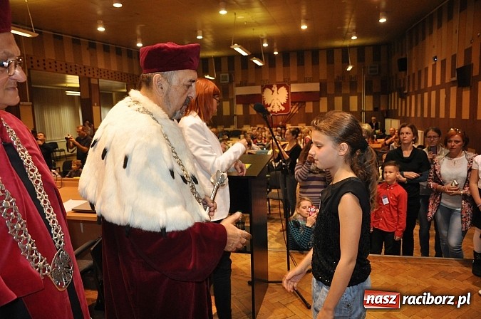 Zdjęcie w galerii na portalu naszraciborz.pl: Najmłodsi raciborscy żacy rozpoczęli swój rok akademicki wiadomości z regionu