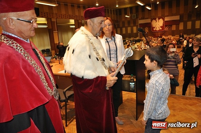 Zdjęcie w galerii na portalu naszraciborz.pl: Najmłodsi raciborscy żacy rozpoczęli swój rok akademicki wiadomości z regionu