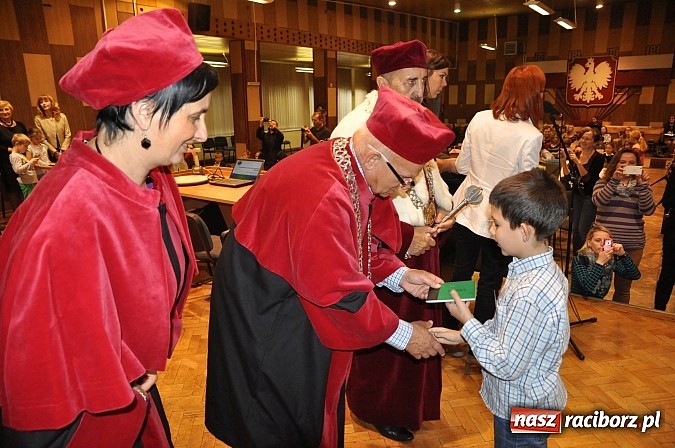 Zdjęcie w galerii na portalu naszraciborz.pl: Najmłodsi raciborscy żacy rozpoczęli swój rok akademicki wiadomości z regionu